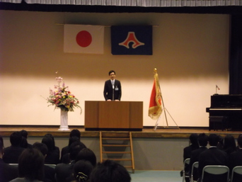 写真：熱海高校卒業式に出席する市長の様子