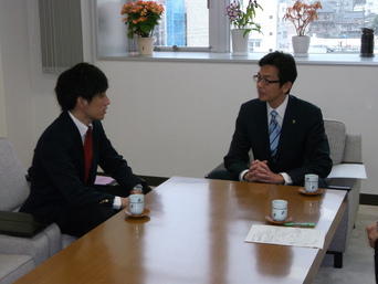 写真：青年海外協力隊派遣者（倉田氏）訪問の様子