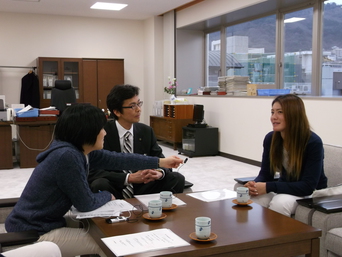 写真：FM熱海湯河原　市長本音トーク収録に参加する市長の様子