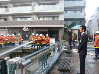 写真：消防秋季合同演習に参加する市長の様子