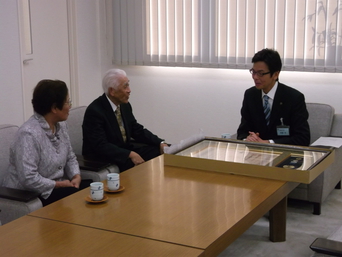 写真：土屋隆氏　藍綬褒章受章の報告の様子