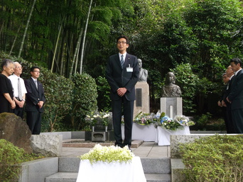 写真：故　岩間甲斐之助翁献花祭に出席する市長の様子