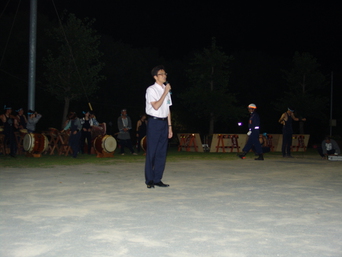 写真：伊豆湯河原温泉納涼花火大会・サンバパレードに参加する市長の様子