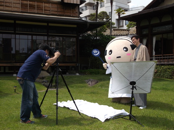 写真：神奈川ウォーカーの取材を受ける市長の様子