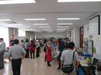 みんなの消費生活展に来場している人たちの写真