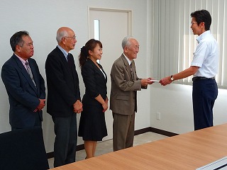 写真：委員会の方々と市長があいさつを交わしている様子