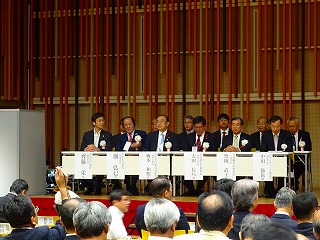 写真：席に座る市長と参加者の様子