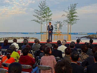 新作の能舞「海」と「月」薪能を初上演を観賞する市長の写真