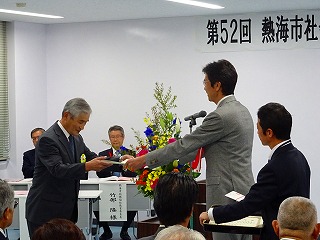 第52回社会福祉大会で40人と7団体の皆さんを表彰する市長の写真