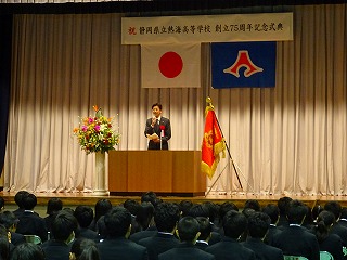 写真：記念式典に参加する市長