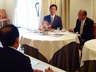 写真：2017年新春座談会に参加する市長