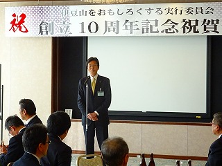 写真：祝賀会に出席する市長