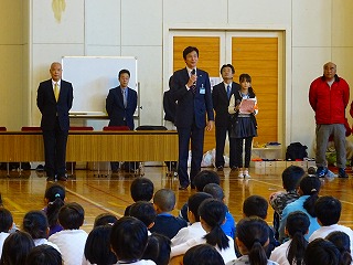 写真：縄跳び決勝大会に参加する市長