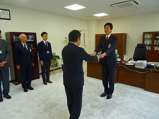 写真：辞令を交付する市長