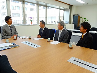 写真：市長表敬訪問を受ける市長