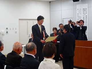 写真：感謝状を渡す市長