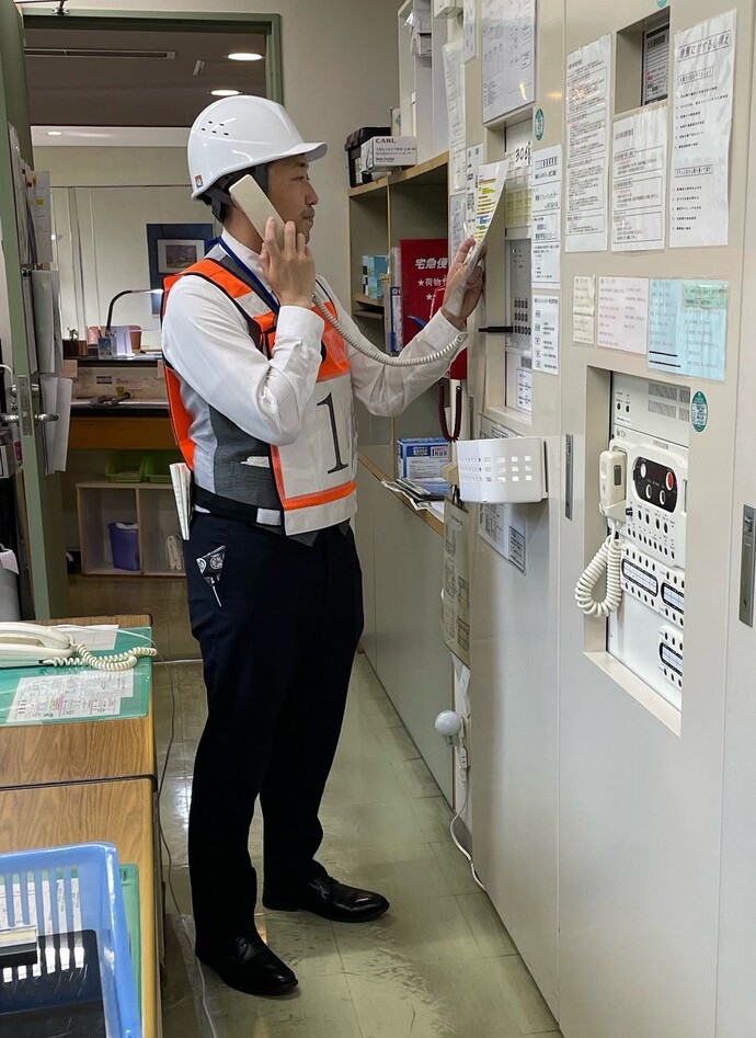 火災報告を受け119番通報するところ