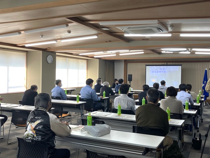訓練指導会の講義を行っている様子