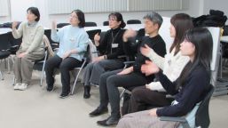 受講生が講師に手話で話している