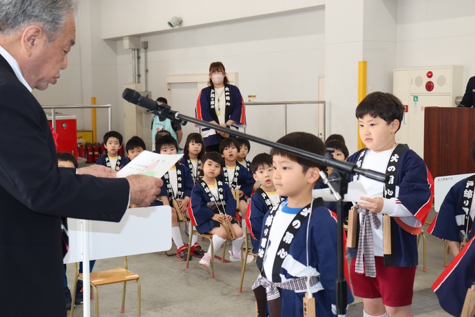 令和7年度　幼年消防クラブ　任命式　任命書受領　写真