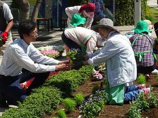 熱海花の会による花壇の植栽　お宮緑地