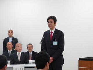 写真　熱海市議会議員選挙　当選証書付与式　市長挨拶