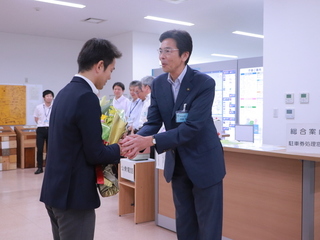 写真　森本副市長　退任　