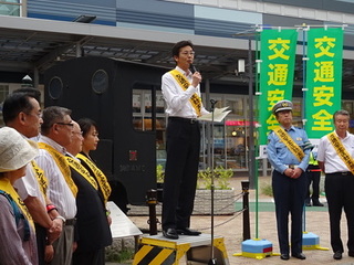 写真　秋の交通安全街頭運動　市長挨拶