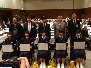 写真　年賀はがきコンテスト表彰式集合写真
