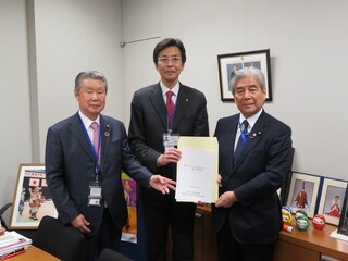 写真 竹部議長、齊藤市長、中曽根議員