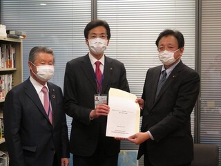 写真 竹部議長、齊藤市長、渡辺議員