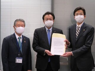 写真 全国温泉振興議員連盟副会長の渡辺周・衆議院議員に要請