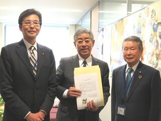 写真 全国温泉振興議員連盟幹事長の岩屋毅・衆議院議員に要請