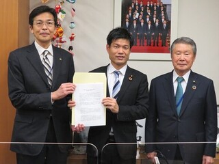 写真　全国温泉振興議員連盟の勝俣孝明・衆議院議員に要請