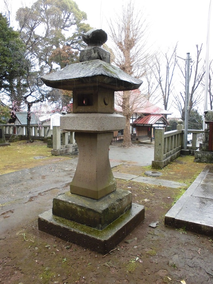 下多賀神社境内の灯籠の写真