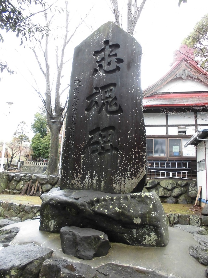 下多賀神社境内の忠魂碑の写真