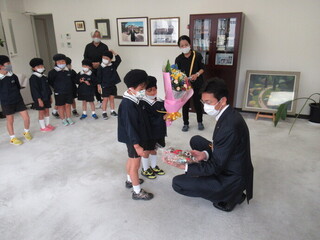 写真　市長への花束贈呈の様子