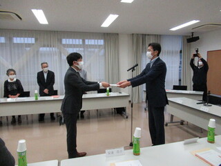 写真　介護保険運営協議会　委嘱状交付