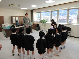 写真　市長への花束贈呈の様子