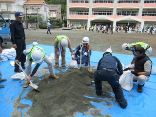 土嚢つくりの様子