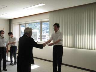 写真　各委員への委嘱状交付