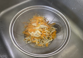 野菜をざるにあげる