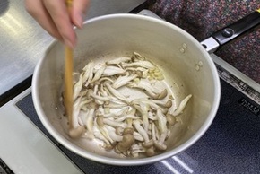 炒める