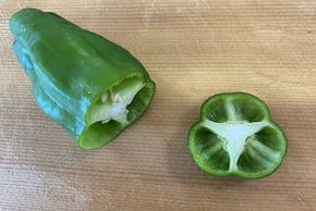 ピーマンのヘタを落とす