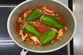 煮込む