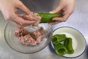 ピーマンに肉を詰まる