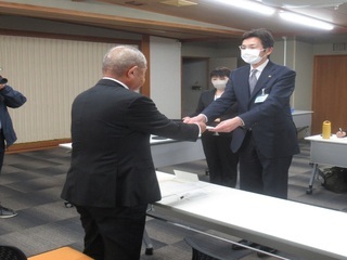 熱海市要保護児童対策地域協議会代表者会議　委嘱状交付の様子