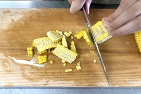 とうもろこしを切る