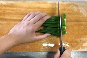 おくらを切る