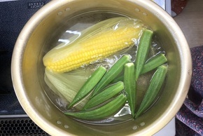 とうもろこしとおくらを茹でる